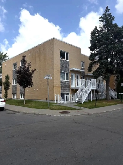 LOGEMENT 5 ½ AVEC GRANDE TERRASSE   STATIONNEMENT   CABANON Image# 1