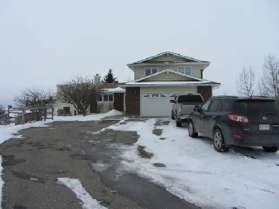 Beautiful 5 bedroom Acreage for rent Camden Lane Cochrane North Image# 1