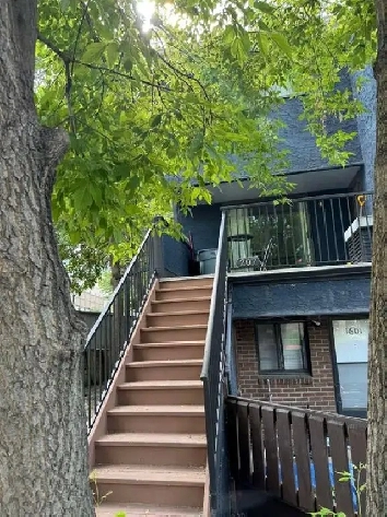 Bank-owned Condo 4 Sale in Sunalta SW Calgary for $125,000 Image# 1